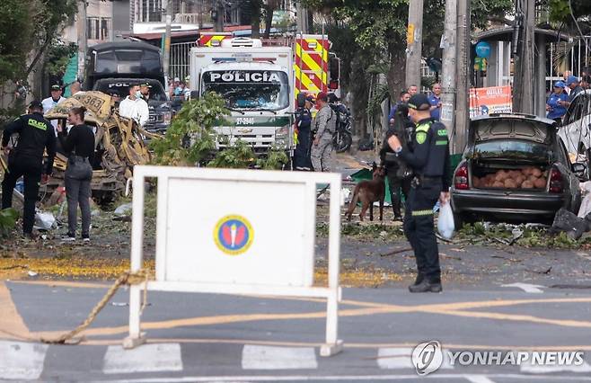 21일(현지시간) 콜롬비아 군부대 인근 폭발 현장 [산티아고데칼리 AFP=연합뉴스. 재판매 및 DB 금지]