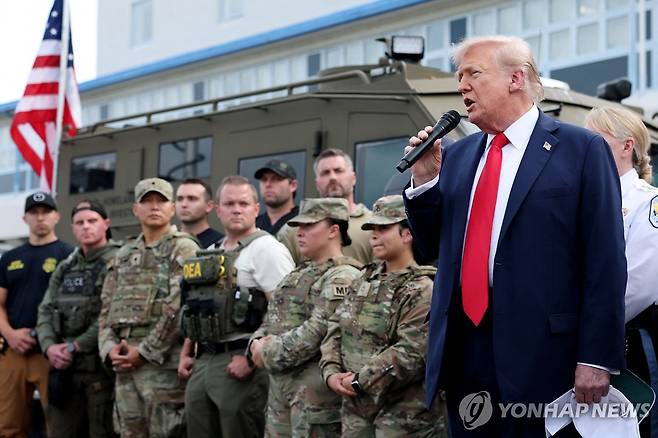 워싱턴DC 치안 활동 요원들 격려하는 트럼프 (워싱턴 AFP=연합뉴스) 도널드 트럼프 미국 대통령이 21일(현지시간) 워싱턴DC에 있는 공원경찰 시설을 찾아 시내 치안 활동을 하는 사법 요원들 앞에서 발언하고 있다. 2025.8.21