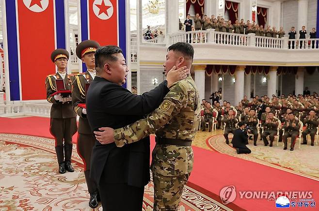 북, 파병대원에 국가표창 수여…김정은 "국가발전 담보한 공적" (평양 조선중앙통신=연합뉴스) 북한이 러시아·우크라이나 전쟁에 파병된 지휘관·전투원들에게 국가표창을 수여하고 축하공연과 연회를 마련하는 등 파병 부대원을 예우하는 성대한 행사를 벌였다. 김정은 국무위원장은 국가표창수여식에서 직접 연설하며 부대원들의 공적을 치하했으며 전투에서 위훈을 세운 부대원들에게 공화국영웅칭호를 직접 수여하고 전사자들의 초상 옆에 공화국 영웅 메달을 직접 달아줬다. 또, '추모의 벽'에 헌화하고 묵념했으며, 전사자 유족을 만나 위로했다고 조선중앙통신이 22일 보도했다. 2025.8.22 nkphoto@yna.co.kr