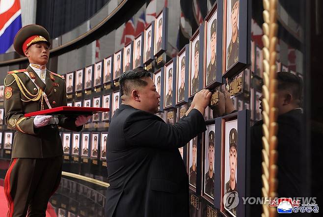북, 파병대원에 국가표창 수여…김정은 "국가발전 담보한 공적" (평양 조선중앙통신=연합뉴스) 북한이 러시아·우크라이나 전쟁에 파병된 지휘관·전투원들에게 국가표창을 수여하고 축하공연과 연회를 마련하는 등 파병 부대원을 예우하는 성대한 행사를 벌였다. 김정은 국무위원장은 국가표창수여식에서 직접 연설하며 부대원들의 공적을 치하했으며 전투에서 위훈을 세운 부대원들에게 공화국영웅칭호를 직접 수여하고 전사자들의 초상 옆에 공화국 영웅 메달을 직접 달아줬다. 또, '추모의 벽'에 헌화하고 묵념했으며, 전사자 유족을 만나 위로했다고 조선중앙통신이 22일 보도했다. 2025.8.22 nkphoto@yna.co.kr