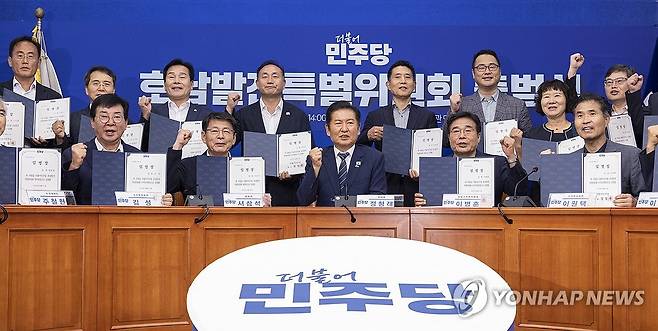 더불어민주당 호남발전특위원 출범 (서울=연합뉴스) 황광모 기자 =21일 국회에서 열린 더불어민주당 호남발전특별위원회 출범식에서 정청래 대표를 비롯한 위원들이 기념 촬영을 하고 있다. 2025.8.21 hkmpooh@yna.co.kr
