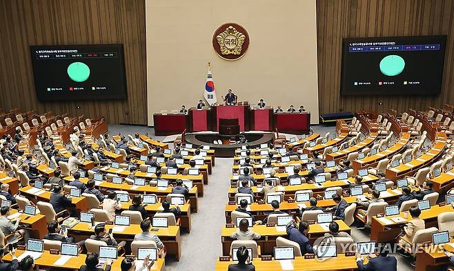 EBS법 개정안 본회의 통과 (서울=연합뉴스) 박동주 기자 = 22일 서울 여의도 국회 본회의에서 한국교육방송공사법(EBS법) 개정안이 통과되고 있다. 2025.8.22 pdj6635@yna.co.kr