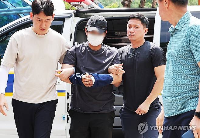 용인 오피스텔 30대 여성 살해용의자 체포 (용인=연합뉴스) 홍기원 기자 = 경기 용인시에서 30대 여성을 살해한 뒤 달아났다 강원 홍천군 야산에서 긴급 체포된 살인 용의자 A씨가 22일 경기도 용인서부경찰서로 압송되고 있다. 2025.8.22 xanadu@yna.co.kr