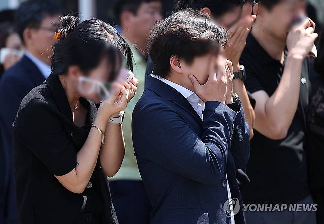 감출 수 없는 슬픔 (청도=연합뉴스) 윤관식 기자 = 22일 경북 청도군 대남병원장례식장에서 지난 19일 경부선 열차사고로 숨진 이모(37)씨의 발인이 엄수된 가운데 유족과 지인들이 슬퍼하고 있다. 2025.8.22 psik@yna.co.kr