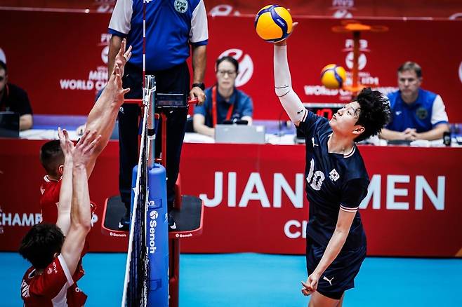 스파이크하는 한국 U-21 남자배구 대표팀의 윤경(10번) [FIVB 홈피 캡처. 재판매 및 DB 금지]