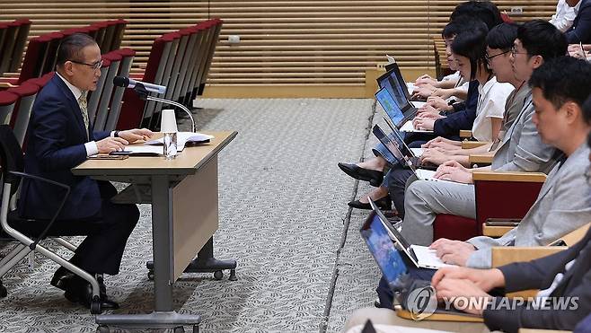 위성락 안보실장 기자간담회 (서울=연합뉴스) 한상균 기자 = 위성락 국가안보실장이 22일 서울 용산 대통령실에서 한미, 한일 정상회담 등 현안 관련 기자간담회를 하고 있다. 2025.8.22 xyz@yna.co.kr