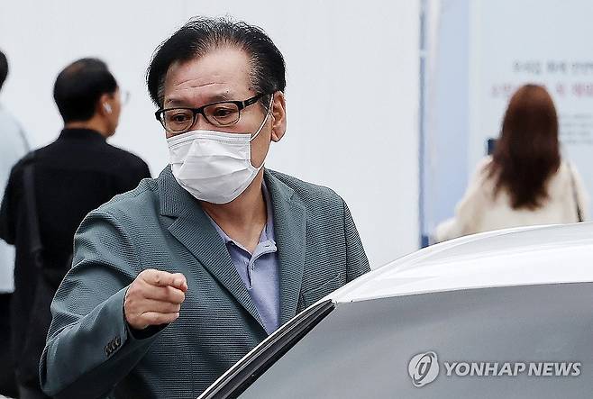 영장심사 포기하고 특검 대기하는 건진법사 전성배 씨 (서울=연합뉴스) 이동해 기자 = 영장심사를 포기한 건진법사 전성배 씨가 21일 민중기 특별검사팀 사무실이 마련된 서울 종로구 KT 광화문빌딩 웨스트에서 대기하기 위해 출석하고 있다. 
    전 씨는 이날 오전 10시 30분에 영장실질심사를 받을 예정이었지만 심사 포기 의사를 밝혔다. 2025.8.21 eastsea@yna.co.kr