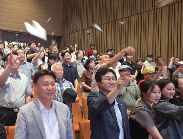 군산시민들이 종이비행기에 질문사항을 적어 날리고 있다./사진=문정곤 기자