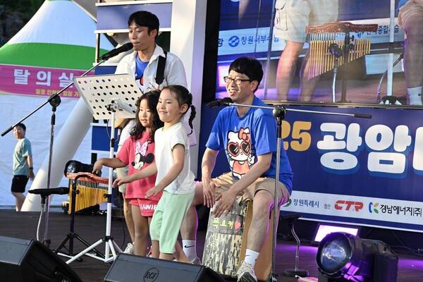 23일 광암해수욕장에서 열린 '광암바다 콘서트'에서 어린이 관객과 즉석 무대를 선보이고 있는 목요커. /김구연 기자&nbsp;