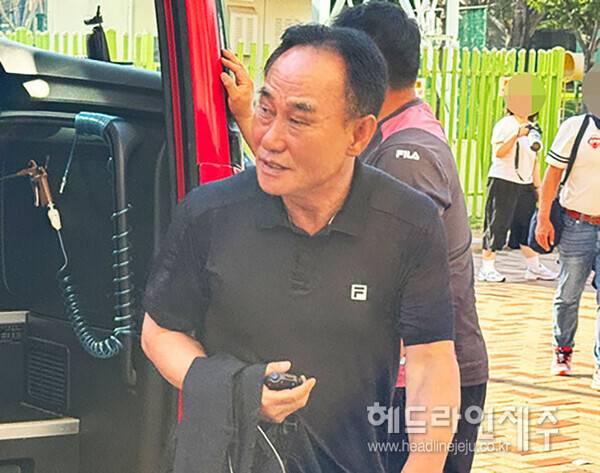 23일 오후 대구iM뱅크PARK에 도착해 팬들에게 인사하고 있는 김학범 감독. ⓒ헤드라인제주