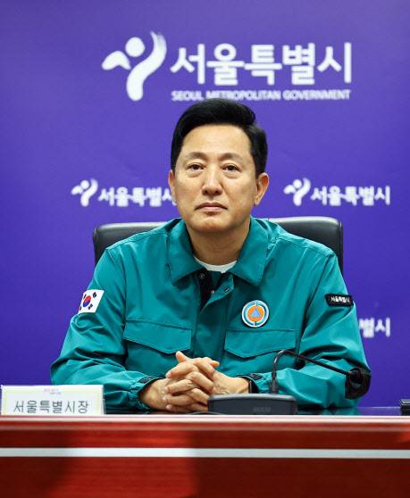 오세훈 서울시장이 20일 서울 중구 서울시청 충무기밀실에서 2025년 공습 대비 민방위 훈련 관련 보고를 듣고 있다. 사진은 기사와 관련 없음. (사진=뉴시스)