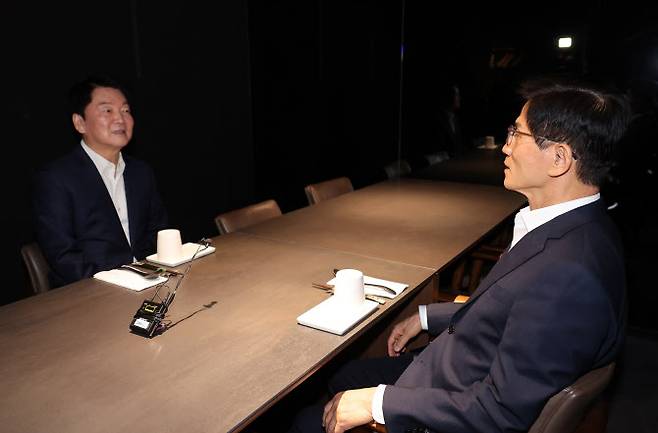 국민의힘 김문수 당 대표 후보와 안철수 의원이 23일 서울 여의도의 한 식당에서 만나고 있다. (사진=연합뉴스)