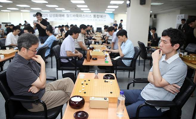 이창호 9단(오른쪽)과 유창혁 9단이 반상을 마주하고 있다.(사진 사이버오로 제공)