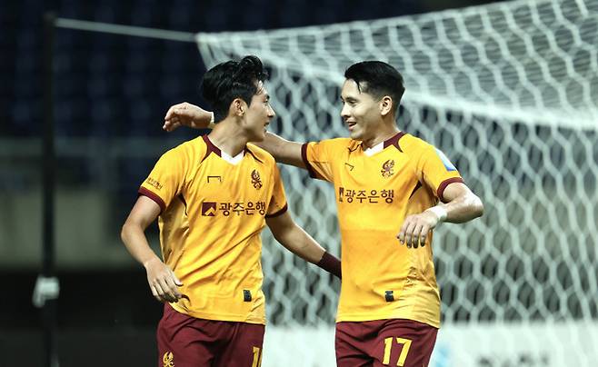 광주FC 정지훈과 헤이스