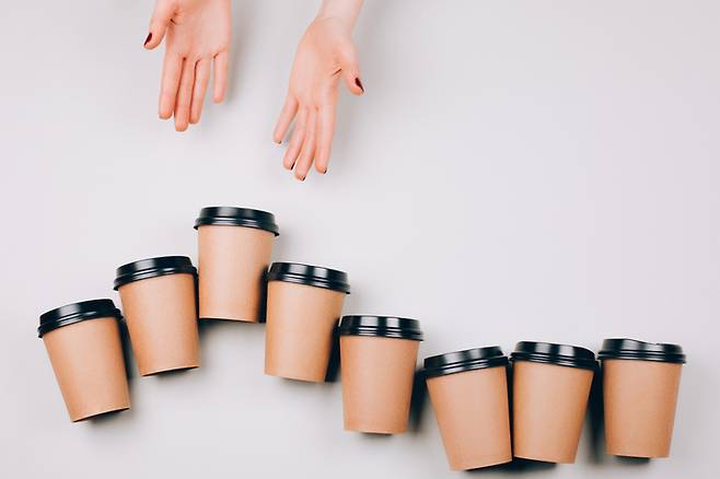 여름철 카페인을 과도하게 섭취하면 불면, 심박수 증가 등 갱년기 증상이 악화될 수 있다. [사진= 게티이미지뱅크]