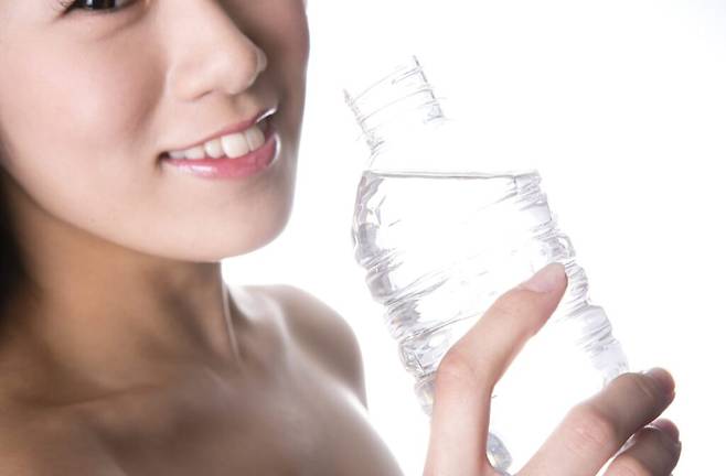 몸무게 kg당 30~35ml의 수분을 하루에 섭취하는 게 좋다. 총 수분섭취량의 약 70~80%를 음료(물과 커피·차 등 음료)로, 20~30%를 각종 음식으로 섭취한다는 연구 결과를 참고해야 한다. 개인맞춤형 수분 또는 물 섭취량에 대한 정확한 지침은 없다. 따라서 자신의 몸이 보내는 신호에 따라 목이 마르면 곧바로 물을 마시는 것도 좋은 방법이다.[사진 = 게티이미지뱅크]