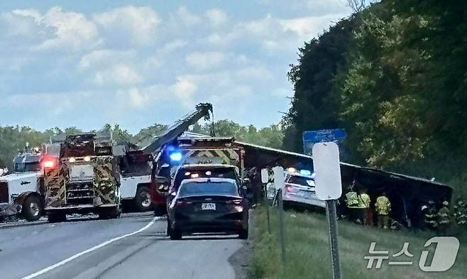미국 뉴욕주 펨브로크의 90번 주간 고속도로에서 22일(현지시간) 나이아가라 폭포를 보고 돌아오던 관광버스가 트레일러와 충돌해 전복되면서 다수의 사상자가 발생했다. (출처=엑스) 2025.8.22./뉴스1