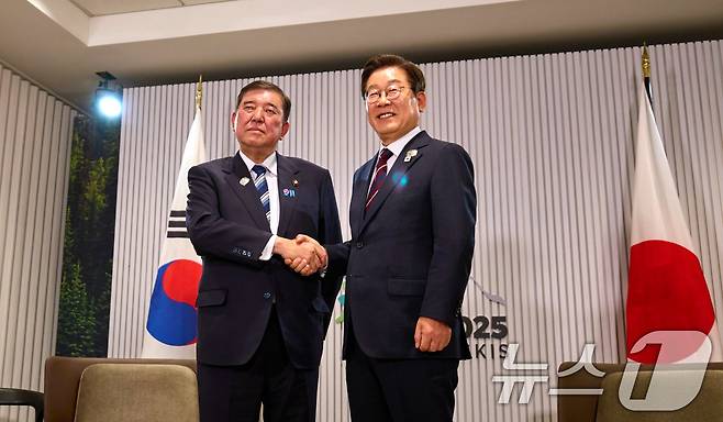 이재명 대통령이  지난 7월 17일(현지시간) 캐나다 앨버타주 캐내내스키스 주요 7개국(G7) 정상회의장에서 이시바 시게루 일본 총리와 한·일 정상회담을 하고 있다. (대통령실 제공. 재판매 및 DB 금지) 2025.6.19/뉴스1 ⓒ News1 박지혜 기자