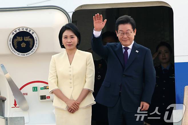 이재명 대통령과 부인 김혜경 여사가 일본·미국 정상과 순차 정상회담 참석을 위해 23일 오전 경기도 성남 서울공항을 통해 출국하며 인사를 하고 있다. 2025.8.23/뉴스1 ⓒ News1 황기선 기자