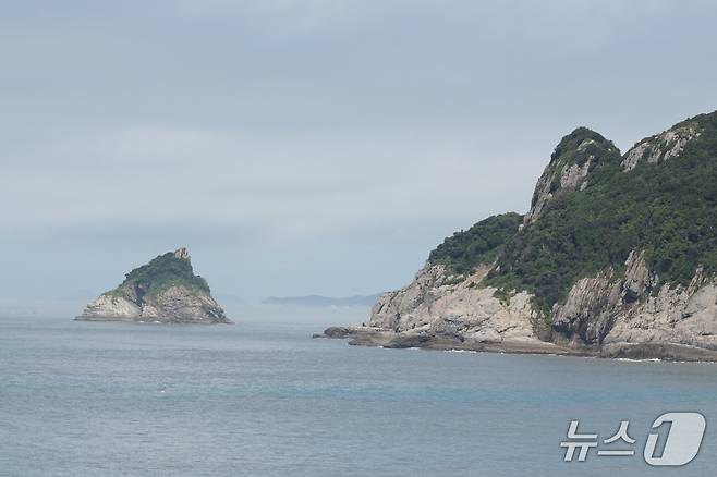독거도 선착장 앞 구멍섬이라 불리는 고깔섬(왼쪽)과 갈매섬. 2025.8.22/뉴스1 ⓒ News1 조영석 기자