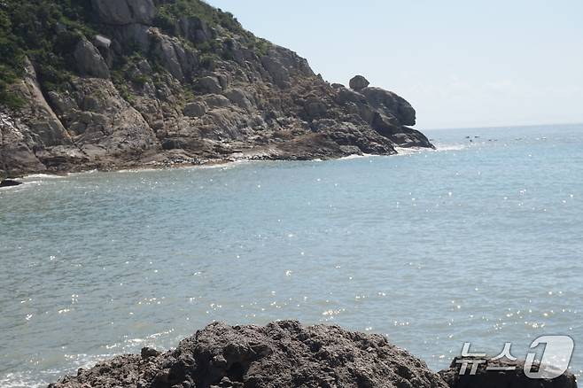 '집앞에' 해변에서 본 '둥근너머'의 독거도 꽁돌. 2025.8.22/뉴스1 ⓒ News1 조영석 기자
