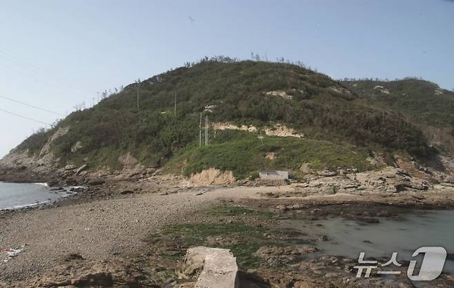 탄항도에서 바라 본 독거도.썰물 때가 되면 자갈길이 드러나 탄항도와 독거도가 하나로 이어진다.(이재언 저 '한국의 섬'갈무리)/뉴스1