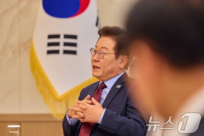이재명 대통령이 지난 19일 서울 용산 대통령실 청사에서 요미우리 신문사와 인터뷰를 하고 있다. (이재명 대통령 SNS. 재판매 및 DB 금지) 2025.8.22/뉴스1 ⓒ News1 허경 기자
