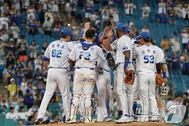23일 오후 대구 수성구 삼성라이온즈파크에서 열린 프로야구 '2025 신한 SOL뱅크 KBO 리그' 키움 히어로즈와 삼성 라이온즈 경기, 12대 8로 승리를 거둔 삼성 선수들이 마운드에 모여 기쁨을 나누고 있다. ⓒ News1 공정식 기자
