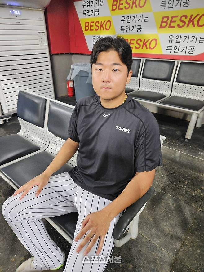 LG 송승기가 22일 광주-기아 챔피언스 필드에서 열린 2025 KBO리그 정규시즌 KIA전 승리 후 취재진 인터뷰에 앞서 포즈를 취하고 있다. 광주 | 강윤식 기자 skywalker@sportsseoul.com