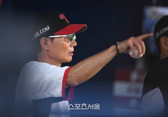 LG 염경엽 감독이 7일 서울 잠실구장에서 열린 2025 KBO리그 두산과 경기에서 작전지시를 하고 있다. 잠실 | 최승섭기자 thunder@sportsseoul.com