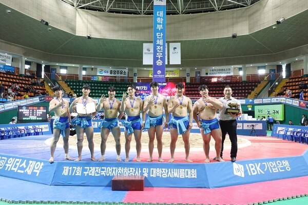 22일(금) 전라남도 구례군 구례실내체육관에서 열린 '제17회 구례전국여자천하장사 및 대학장사씨름대회' 대학교부 단체전 우승을 차지한 인하대학교(인천광역시)가 이성원 감독(오른쪽 첫번째)과 함께 기념사진을 찍고 있다. /사진=대한씨름협회