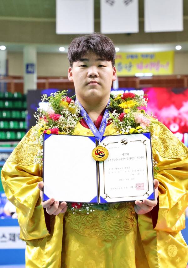 22일(금) 전라남도 구례군 구례실내체육관에서 열린 '제17회 구례전국여자천하장사 및 대학장사씨름대회' 대학교부 장사급(140kg 이하)에서 1위를 차지한 이혁준(인하대)이 기념사진을 찍고 있다. /사진=대한씨름협회