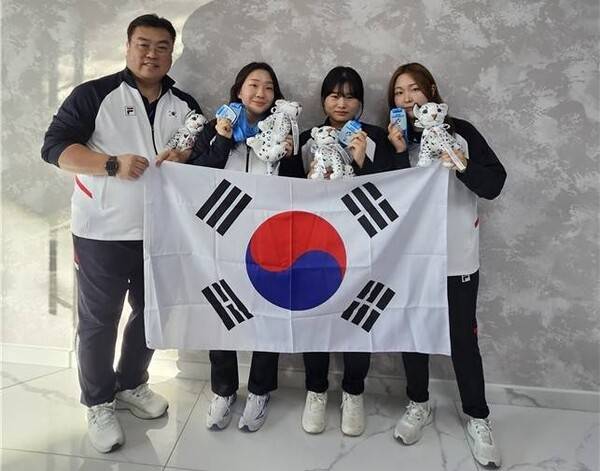 왼쪽부터 김세호 코치, 권은지, 금지현, 권유나. /사진=한국사격연맹