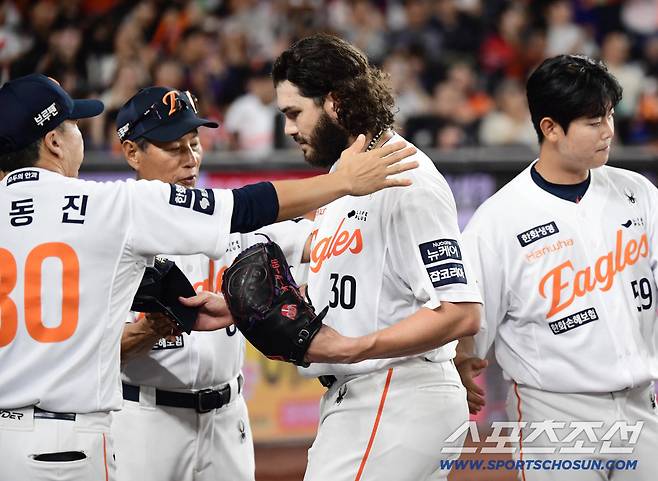 12일 대전 한화생명 볼파크에서 열린 한화 이글스와 롯데 자이언츠의 경기. 한화 선발 폰세가 7이닝 무실점 호투를 펼쳤다. 7회 투구를 마치고 마운드를 내려오는 폰세. 대전=송정헌 기자songs@sportschosun.com/2025.08.12/