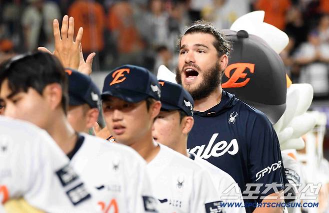 30일 대전 한화생명볼파크에서 열린 한화 이글스와 삼성 라이온즈의 경기. 승리한 한화 선발 폰세가 기뻐하고 있다. 대전=박재만 기자 pjm@sportschosun.com/2025.07.30/