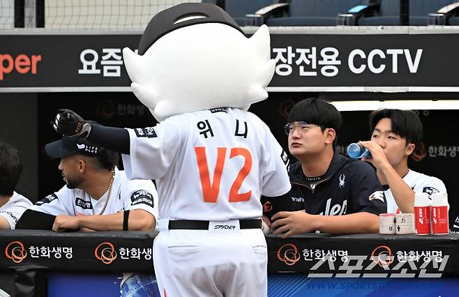 마무리 투수 김서현을 찾아간 한화 이글스 마스코트 위니가 장난을 치고 있다.