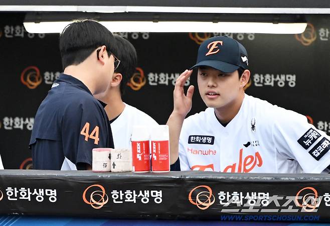 경기 시작 전 마무리 김서현은 선발 문동주를 찾아가 대화를 나눴다.