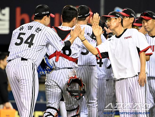 19일 잠실야구장에서 열린 롯데와 LG의 경기, LG가 5대2로 승리했다. 염경엽 감독이 유영찬을 맞이하고 있다. 잠실=허상욱 기자wook@sportschosun.com/2025.08.19/