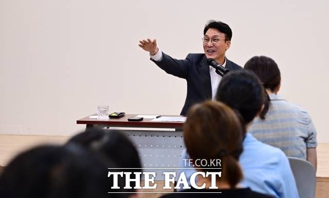 김민석 국무총리는 지난 19일 오전 정부서울청사 별관에서 취임 후 첫 기자간담회를 가졌다. 김 총리는 다소 긴장한 모습을 보이면서도 대부분의 질문에 충실히 답했다. /임영무 기자
