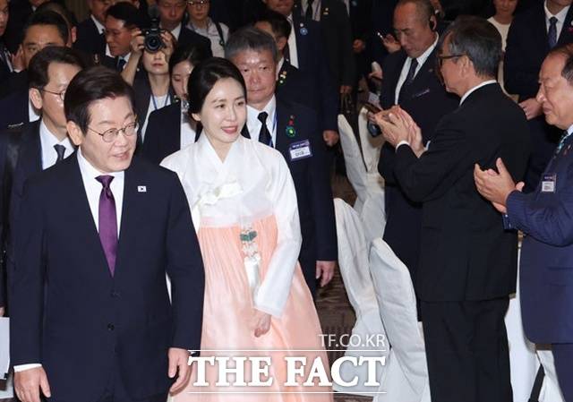 이재명 대통령은 23일 재일동포들을 만나 "많은 분들이 억울하게 간첩조작 사건 피해자로 고통을 겪었다"며 고개를 숙였다. 한일 정상회담을 위해 일본을 방문중인 이재명 대통령과 김혜경 여사가 23일(현지 시간) 일본 도쿄의 한 호텔에서 열린 재일동포 오찬 간담회에 입장하고 있다. /도쿄=뉴시스
