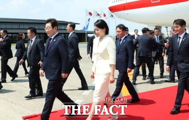 이재명 대통령과 김혜경 여사가 23일 오전 일본 도쿄 하네다 국제공항에 도착해 이동하고 있다. /뉴시스