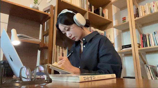 로스쿨생이었던 유튜버 '댕은'은 카페에서 공부하는 일상을 공유해왔으며, 가장 많이 본 영상은 조회수 200만이 넘는다. 그는 "(카공족들이 많은) 카페에 가면 주변에 함께 공부하는 사람들이 주는 자극 덕분에 집중이 잘된다"고 말했다.