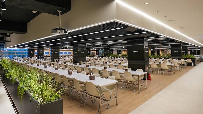 시대인재 기숙학원 식당. 사진 속 맨 앞쪽 기둥에 '남학생 전용'이라는 흰색 글씨가 붙어 있다. 식당 앞쪽과 중간은 남학생이, 식당 맨 안쪽은 여학생이 밥을 먹는 공간이다. 기숙학원은 이성 접촉을 완벽하게 제한하기 위해 여학생과 남학생의 배식 시간도 구분해놓고 있다. /시대인재