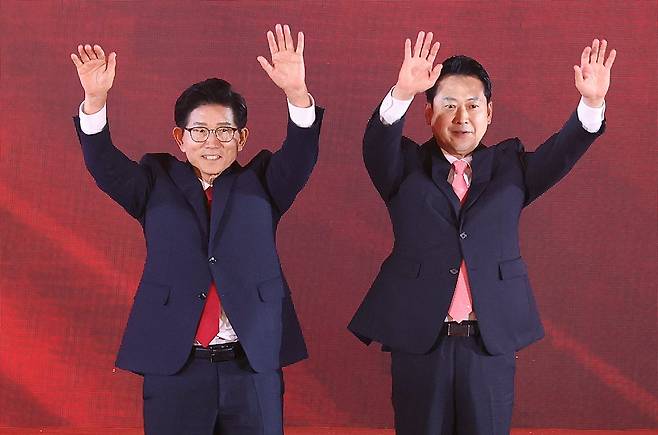 김문수, 장동혁 국민의힘 대표 후보가 지난 22일 오후 충북 청주 오스코에서 열린 국민의힘 제6차 전당대회에서 결전 진출에 성공한 뒤 손을 들어 인사하고 있다./뉴스1