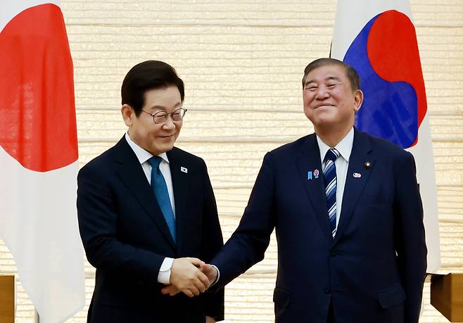 이재명 대통령과 이시바 시게루 일본 총리가 23일 일본 도쿄 총리 관저에서 열린 한일 정상 공동 언론 발표를 마친 뒤 악수하고 있다./연합뉴스