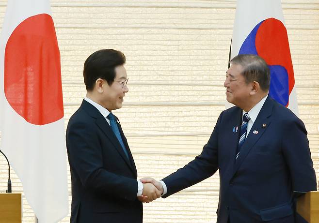 이재명 대통령과 이시바 시게루 일본 총리가 23일 일본 도쿄 총리 관저에서 열린 한일 정상 공동 언론 발표를 마친 뒤 악수하고 있다./연합뉴스