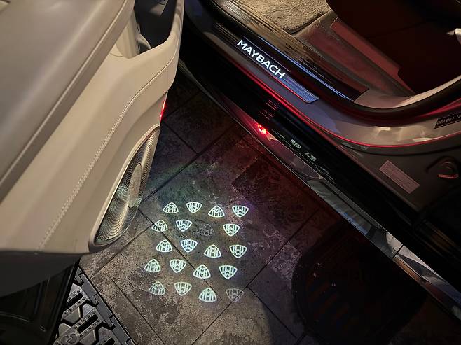 메르세데스 마이바흐 GLS 600 4MATIC 마누팍투어는 운전석과 조수석 입구 바닥에 마이바흐 로고를 프로젝션으로 투사한다. 어두운 곳에서도 안전하게 승하차가 가능하다./이윤정 기자