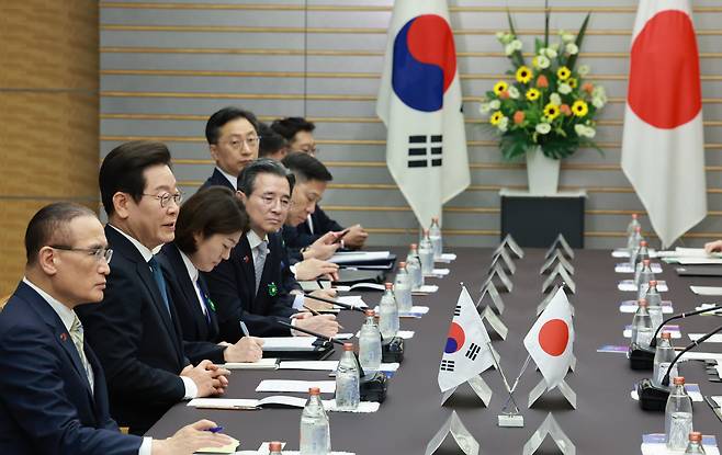 이재명 대통령이 23일 일본 도쿄 총리 관저에서 이시바 시게루 총리와 한일 확대정상회담을 하며 발언하고 있다. /연합뉴스