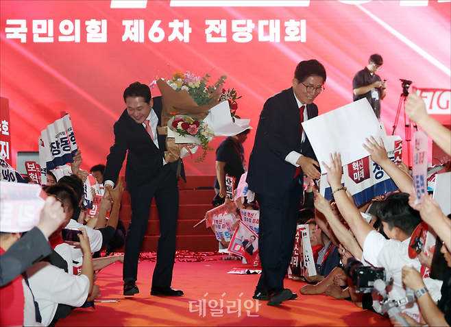 국민의힘 김문수·장동혁 당대표 후보가 22일 충북 청주 오스코에서 열린 국민의힘 8·22 전당대회에서 최후 2인 선출 후 각각 인사말을 마친 뒤 지지자들과 인사하고 있다. ⓒ데일리안 홍금표 기자