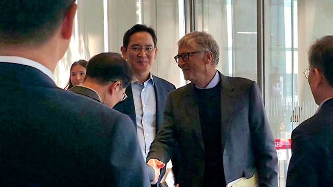 이재용 삼성전자 회장이 22일 삼성전자 서초 사옥을 방문해 오찬을 함께한 빌 게이츠 게이츠재단 이사장을 배웅하고 있다. ⓒ삼성전자